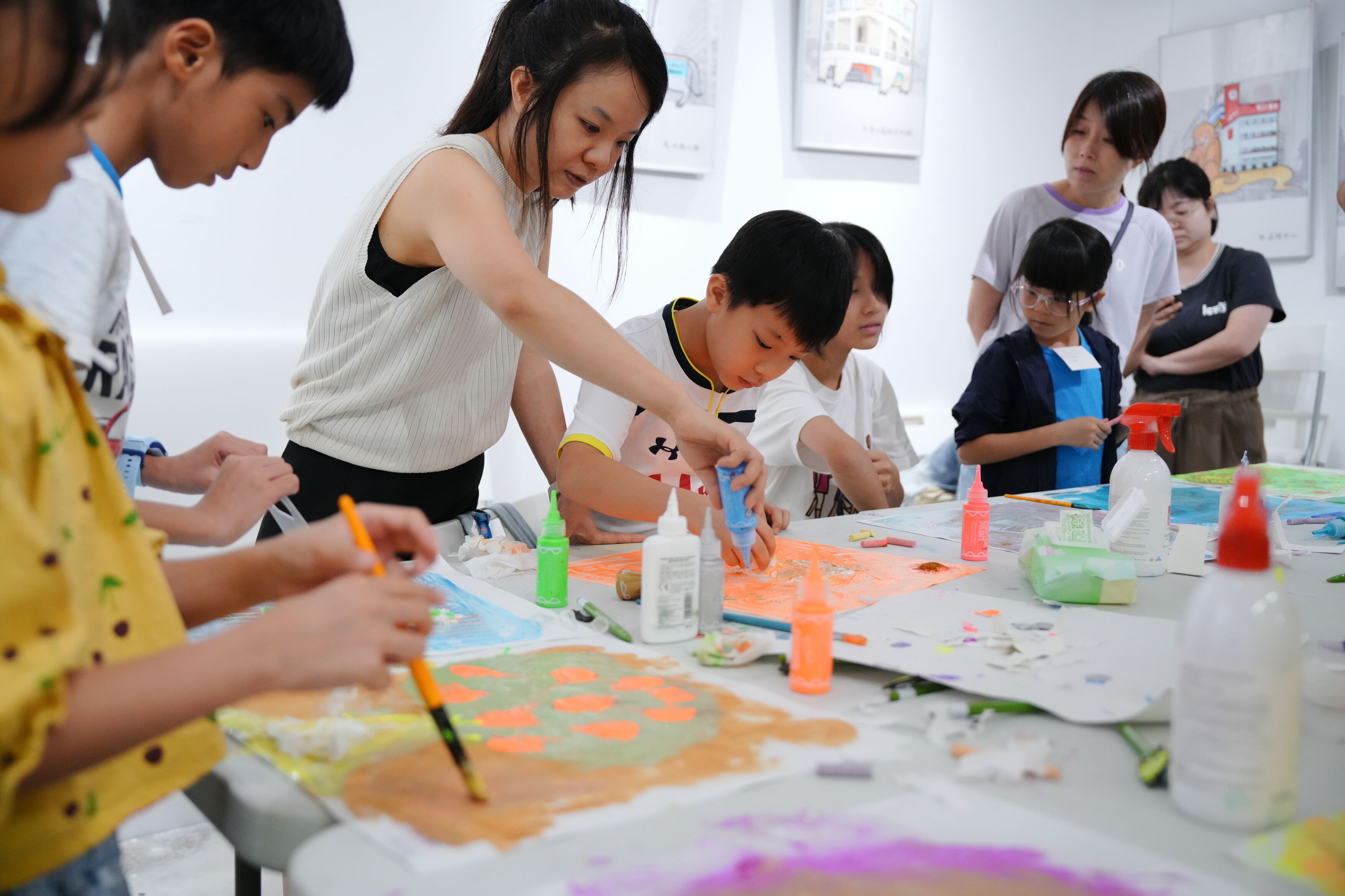 Image for news titled Family Workshops Inspired by Frank Bowling at The Bridge+ in Hong Kong on 13 June