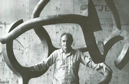 38--(1979)-- Chillida con Homenaje a Calder
