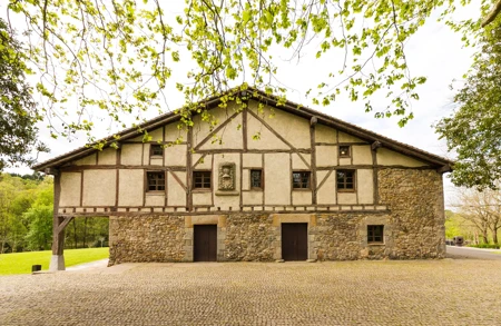 4.- Caserío de Zabalaga, siglo XVI. ©Zabalaga Leku. San Sebastián, VEGAP, 2019. Sucesion Chillida y Hauser & Wirth. Foto Mikel Chillida