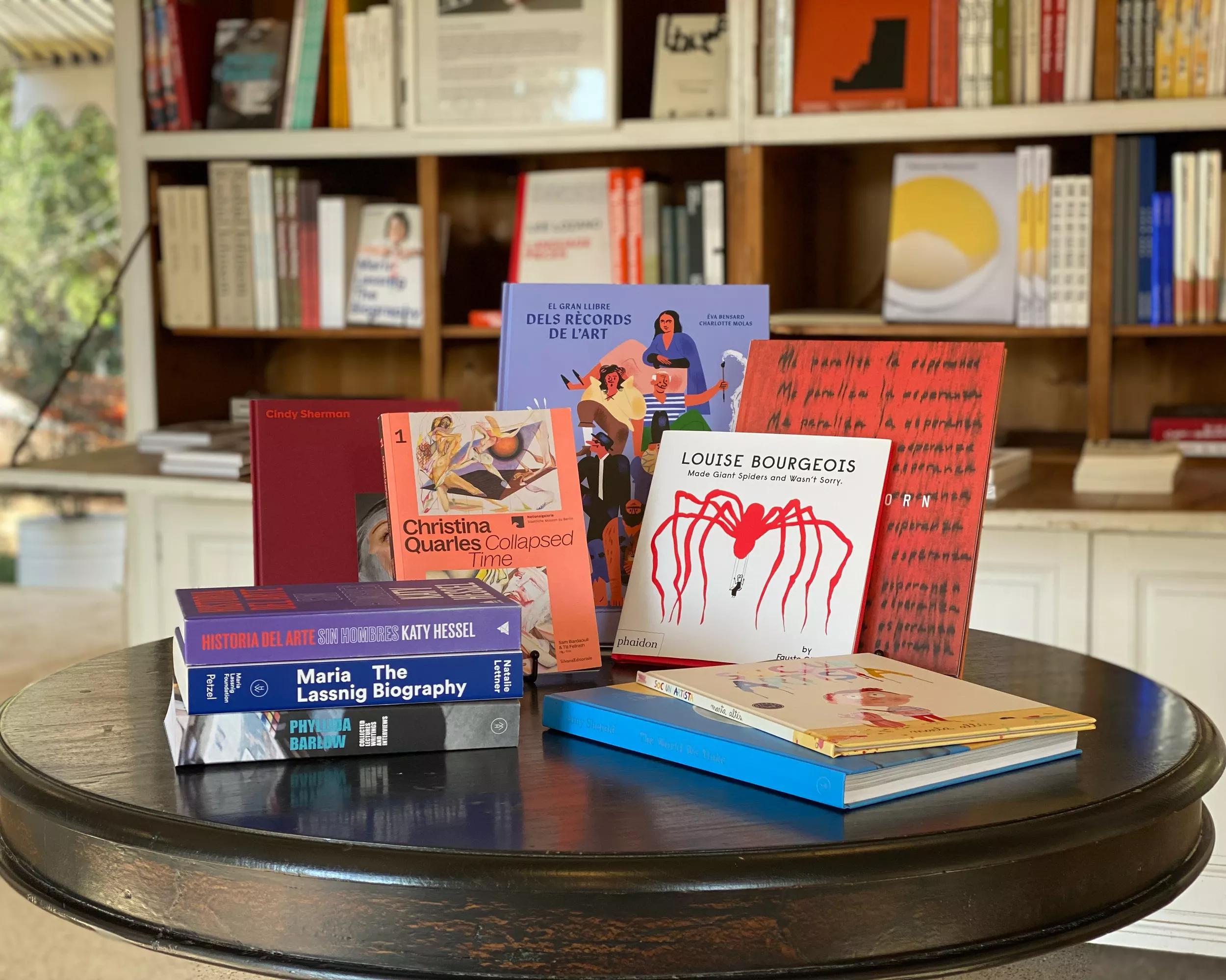 Hero image for article titled Nuevos libros sobre mujeres artistas en las bibliotecas de Menorca