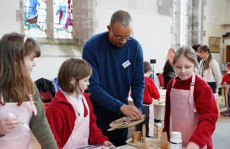 Image for news titled Thomas J Price joins the Mobile Art School in Braemar