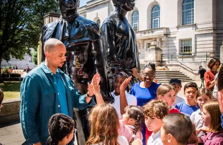 Image for news titled Thomas J Price joins the Mobile Art School in Braemar