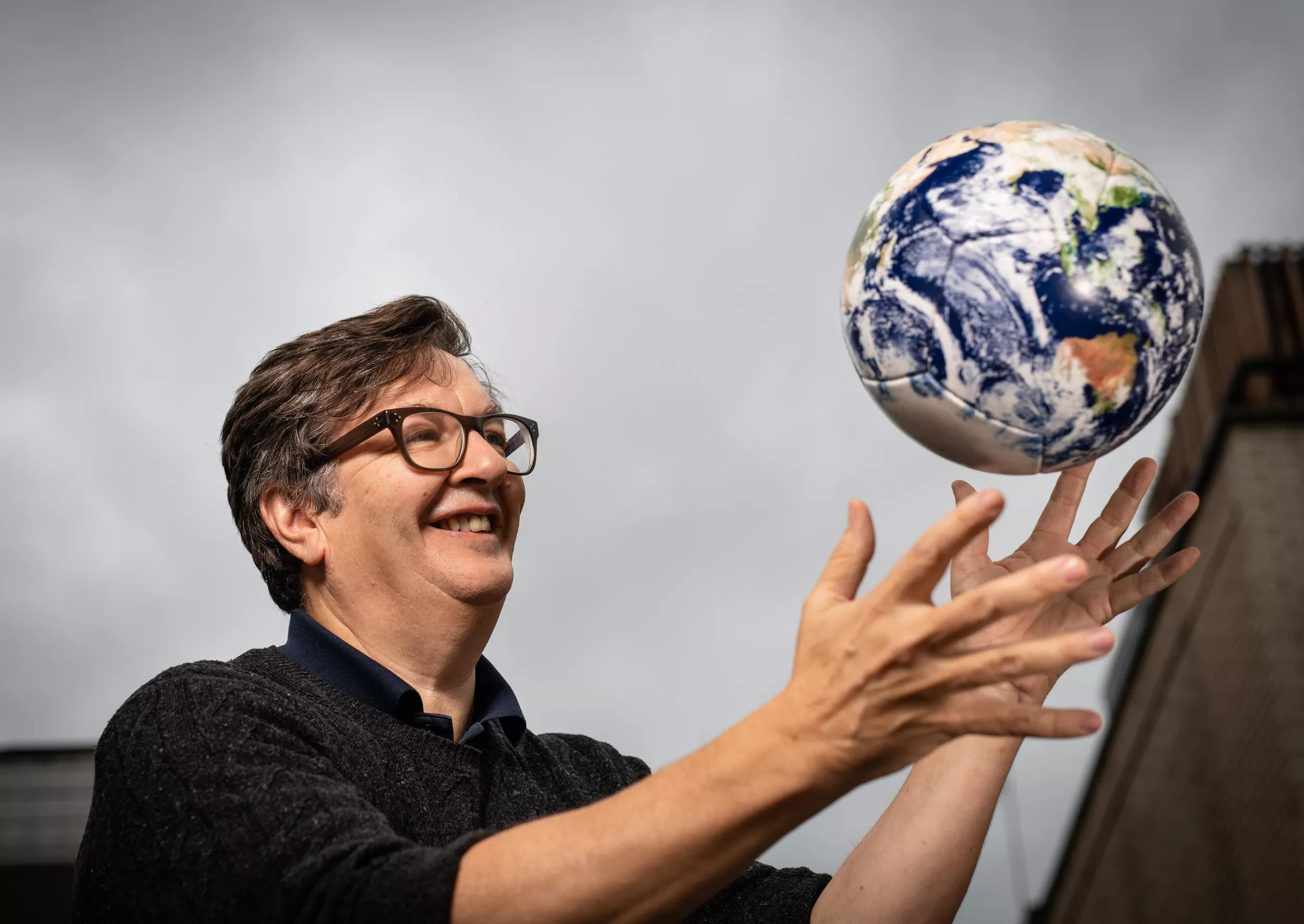 Hero image for article titled Mark Wallinger’s ‘One World’ Inspired by First World War Christmas Truce