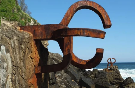 Eduardo Chillida, Peine del Viento XV, 1976 © VG Bild-Kunst, Bonn 2018. Photo- L Schäfer